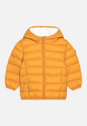 Veste rembourrée jaune avec une fermeture éclair à l'avant, des poignets élastiques et une capuche. Le tissu texturé présente des sections matelassées pour l'isolation. Doublure blanche à l'intérieur.