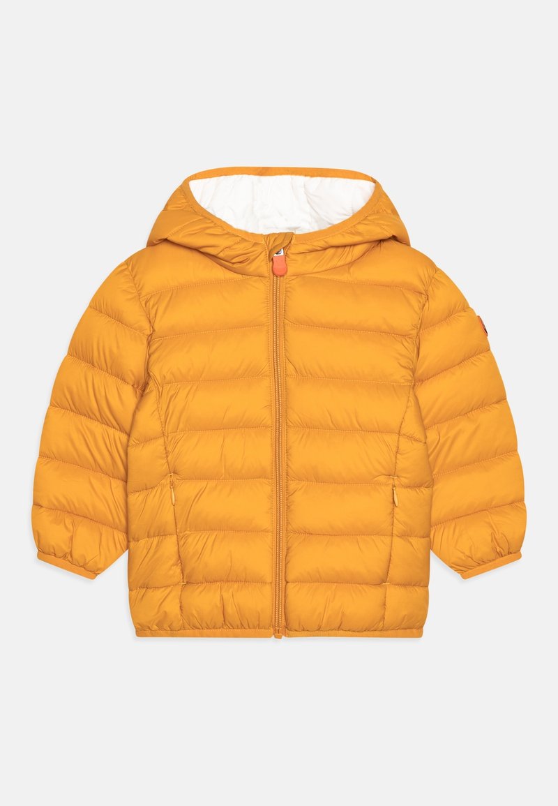 Veste rembourrée jaune avec une fermeture éclair à l'avant, des poignets élastiques et une capuche. Le tissu texturé présente des sections matelassées pour l'isolation. Doublure blanche à l'intérieur.