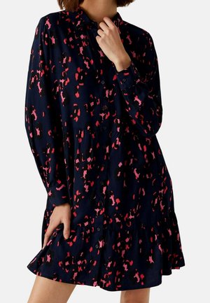 Navyblaues Hemdkleid mit einem pinken und schwarzen abstrakten Muster, langen Ärmeln und einem gestuften Rockdesign. Hergestellt aus leichtem Stoff.