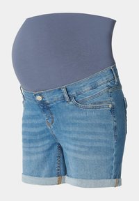 Těhotenské denimové šortky s světle modrou úpravou, se stretchovým šedým panelem na břiše, předními kapsami a ohrnutým lemem.