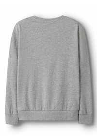 Sudadera gris con cuello redondo, mangas largas y puños de canalé. Textura suave, detalles mínimos y un ajuste relajado.