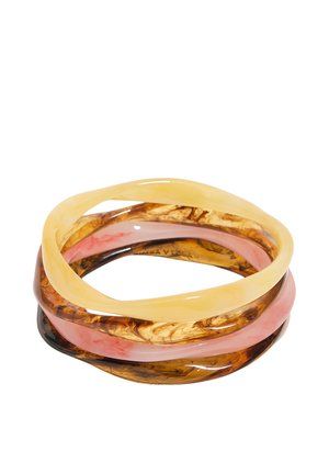 Trzy splecione bransoletki z żywicy w żółtym, różowym i brązowym kolorze z marmurkowymi wzorami na białym tle.