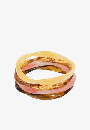 Tres pulseras entrelazadas de resina en amarillo, rosa y marrón con patrones jaspeados sobre un fondo blanco.