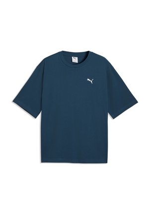 T-shirt bleu foncé à manches courtes et col rond, avec petit logo Puma blanc sur le côté gauche de la poitrine et étiquette Puma à l'intérieur du col.