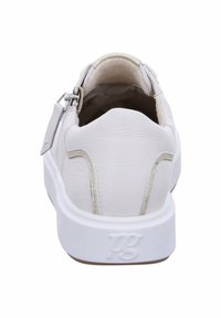 Sneakers bianchi in pelle con una finitura testurizzata, punta rotonda e suola in gomma bianca. Caratterizzati da una chiusura a zip e da un branding sottile sul tallone.