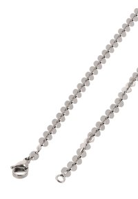 Lanț de metal argintiu cu zale rotunde, zimțate și un închizător tip homar. Lanțul are o textură netedă și un finisaj strălucitor.