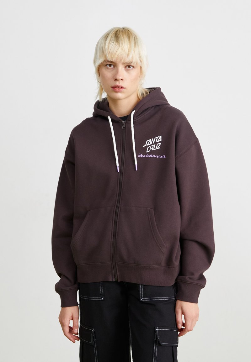 Mørk lilla zip-up hettegenser med frontlommer, med hvit snor og brodert "Santa Cruz Skateboards"-logo i hvitt og lilla.