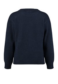 Dunkelblauer Strickpullover mit einem gerippten Halsausschnitt und Saum, langen Ärmeln und einer lockeren Passform. Sanfte Textur, minimale Details.