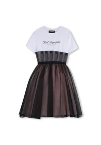 Tricou alb cu text negru deasupra unei fuste din tul suprapus în nuanțe variate de gri și negru, având o bandă elastică neagră în talie.