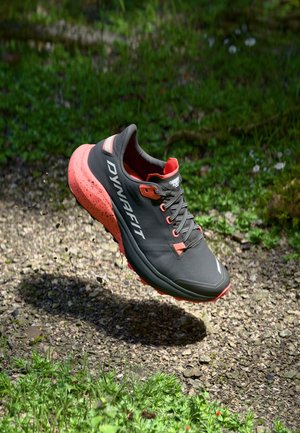 REFLECTIVE - Krosa skriešanas apavi - black out/fluo coral