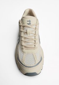 Pantof sport bej din material plasa si piele, cu varf rotund si accente gri deschis. Dispune de sistem de șireturi și logo pe limbă.