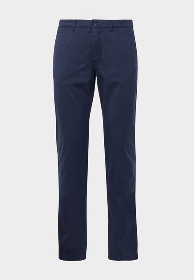 Pantaloni dritti blu navy con chiusura a bottone e zip, passanti per cintura e tasche laterali, esposti su uno sfondo bianco.