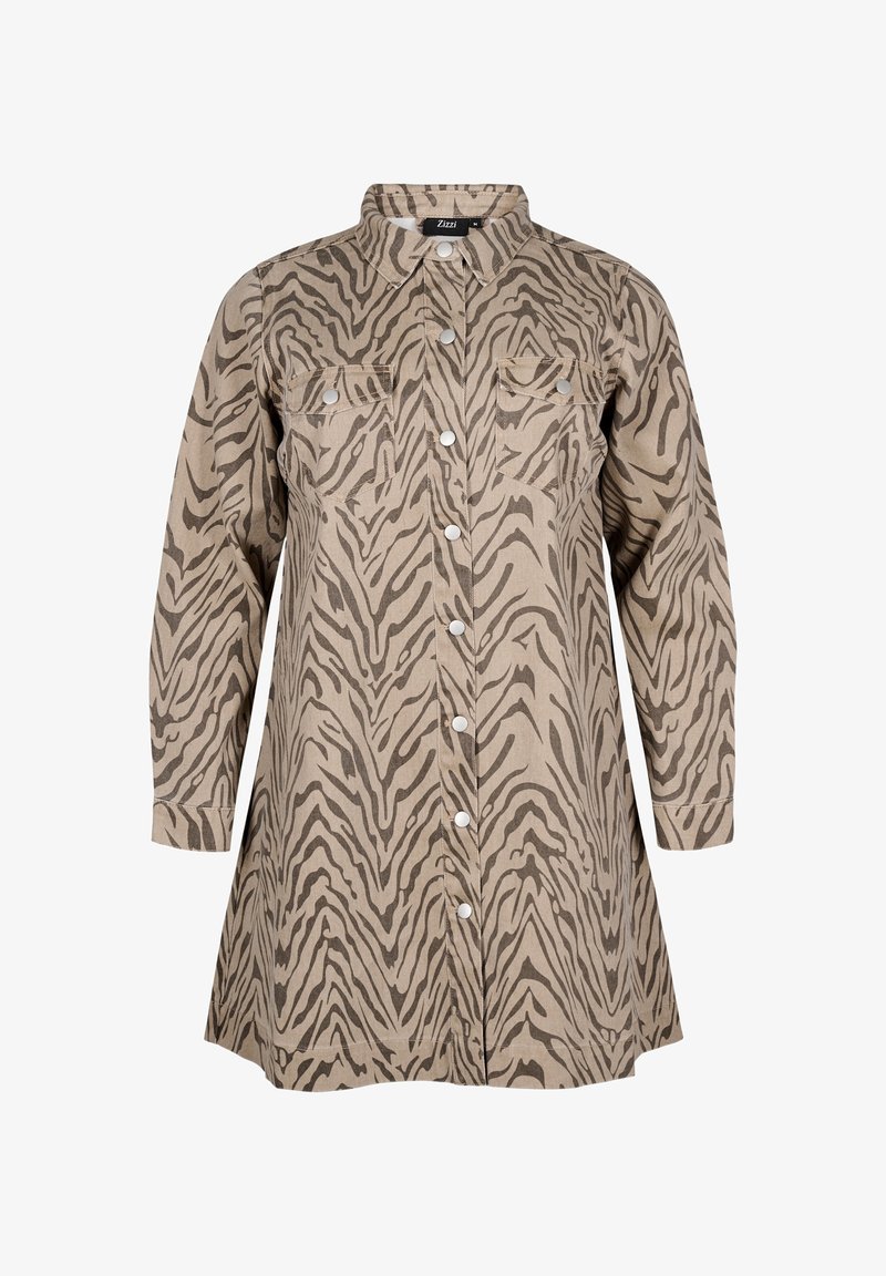 Robe chemise à manches longues avec imprimé zèbre beige et marron et deux poches poitrine avec rabats à boutons.