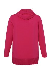 Hoodie rose avec une bordure côtelée, des manches longues et une capuche avec cordon de serrage. Texture lisse avec une couleur unie, sans motifs ni accessoires visibles.
