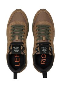 Chaussures de sport en daim marron et mesh avec des lacets vert olive, étiquettes bien visibles "GAUCHE" et "DROIT", et une doublure intérieure noire texturée.