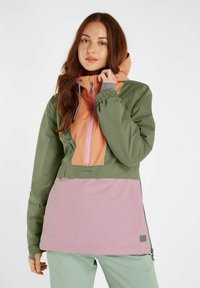 Kleurgeblokte jas met groene, roze en oranje secties. Materiaal is lichtgewicht en heeft een capuchon en ritszakken.