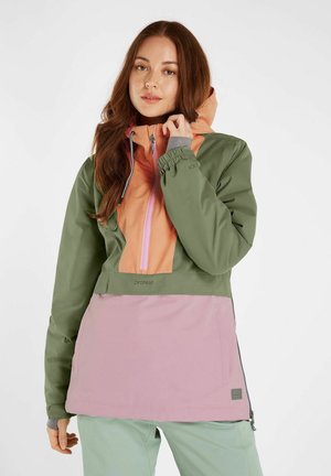 Kleurgeblokte jas met groene, roze en oranje secties. Materiaal is lichtgewicht en heeft een capuchon en ritszakken.