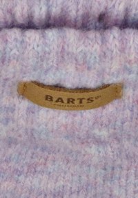 Gorro de punto en tonos púrpura claro con un patrón texturizado. Contiene una etiqueta de cuero marrón cosida con la palabra "BARTS" en relieve.