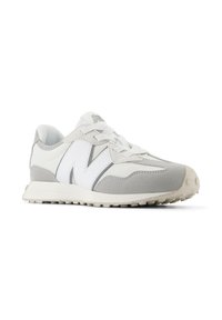 Harmaa ja valkoinen urheilukenkä, jossa on rakenteellinen yläosa, pehmustettu nilkkapanta ja kuminen ulkopohja, jossa on kuvioitu pito. Huomattava "N"-logoteline.