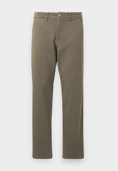 Ελαιόχρωμο βαμβακερό παντελόνι με ίσια γραμμή, μπροστινές τσέπες, θηλυκές ζώνης και μεταλλικό κλείσιμο με κουμπί στη μέση.