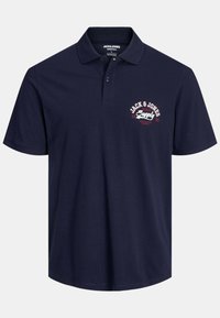 Dunkelblaues Polohemd mit gestricktem Kragen, Drei-Knopf-Leiste und einem roten gestickten Logo auf der linken Brust. Hergestellt aus leichtem Stoff.