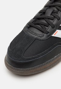 adidas Performance PREDATOR FREESTYLE UNISEX - Dvoranske nogometne kopačke - core black/footwear white/solar red