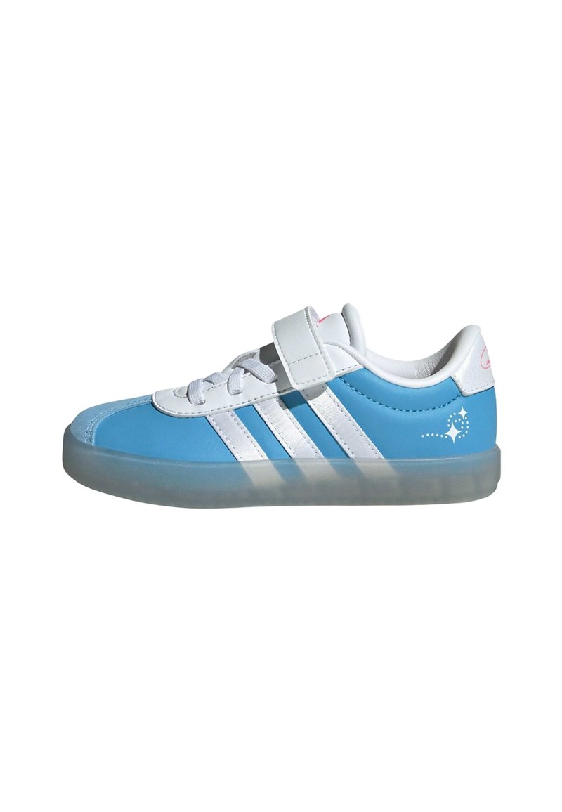 Basket bleu avec des accents blancs, présentant un dessus en synthétique lisse, trois bandes blanches et une semelle translucide. Fermetures par bandes Velcro.