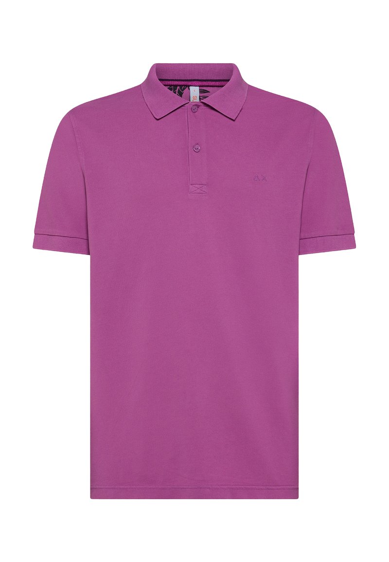 Maglietta polo viola con colletto classico, maniche corte e un piccolo logo sul lato sinistro del petto. Realizzata in un tessuto liscio e traspirante.