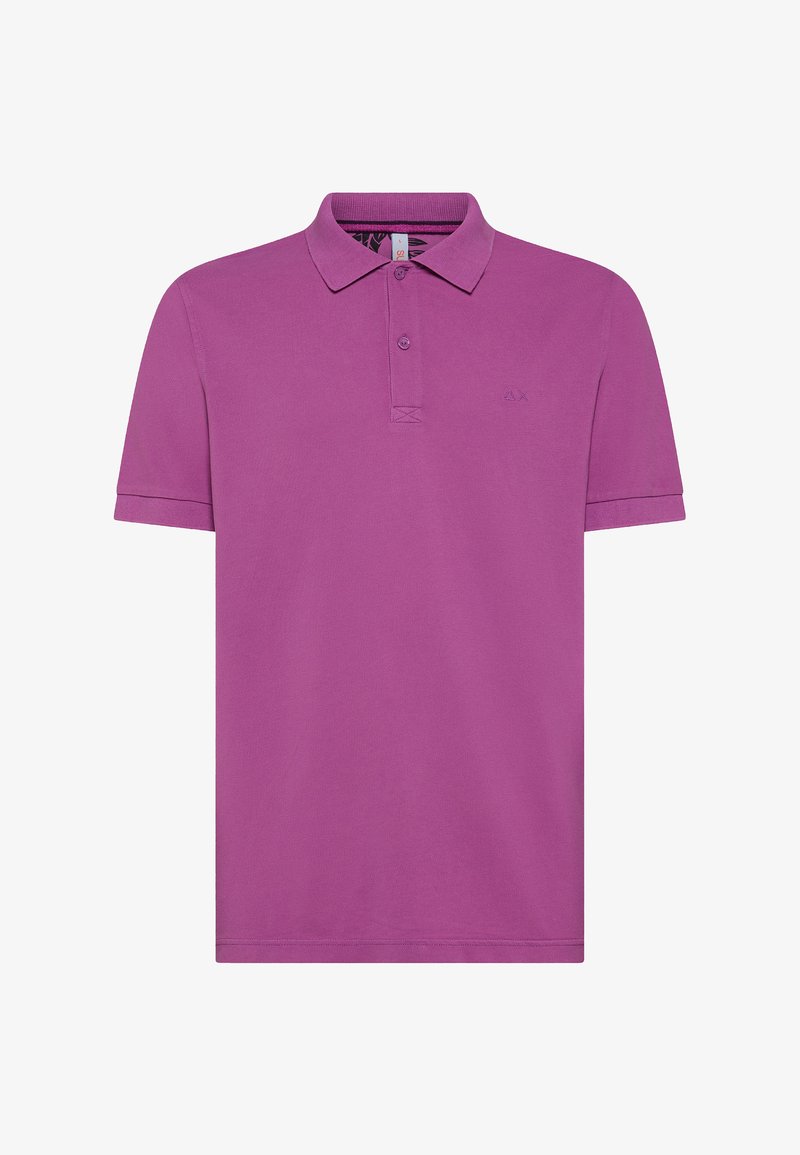 Maglietta polo viola con colletto classico, maniche corte e un piccolo logo sul lato sinistro del petto. Realizzata in un tessuto liscio e traspirante.