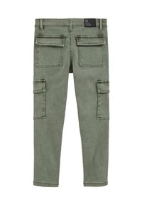 Cargo hlače u maslinasto zelenom denimu s više velikih džepova, ravnog kroja i prošivenim pojasom s oznakom branda.