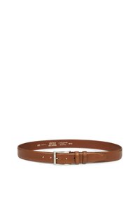Ceinture en cuir marron avec une texture lisse, boucle en métal argenté et cinq trous d'ajustement pour la taille, avec des coutures discrètes le long des bords.