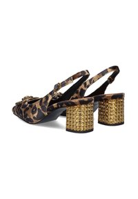 Zapatos slingback con estampado de leopardo y puntera puntiaguda, con un tacón de bloque adornado con tachuelas doradas y embellimientos decorativos en la parte frontal.