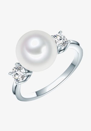 L'anello di perle presenta un grande centro con una perla bianca rotonda, affiancata da due pietre di zirconia cubica trasparente, montato su una bande in argento lucido.