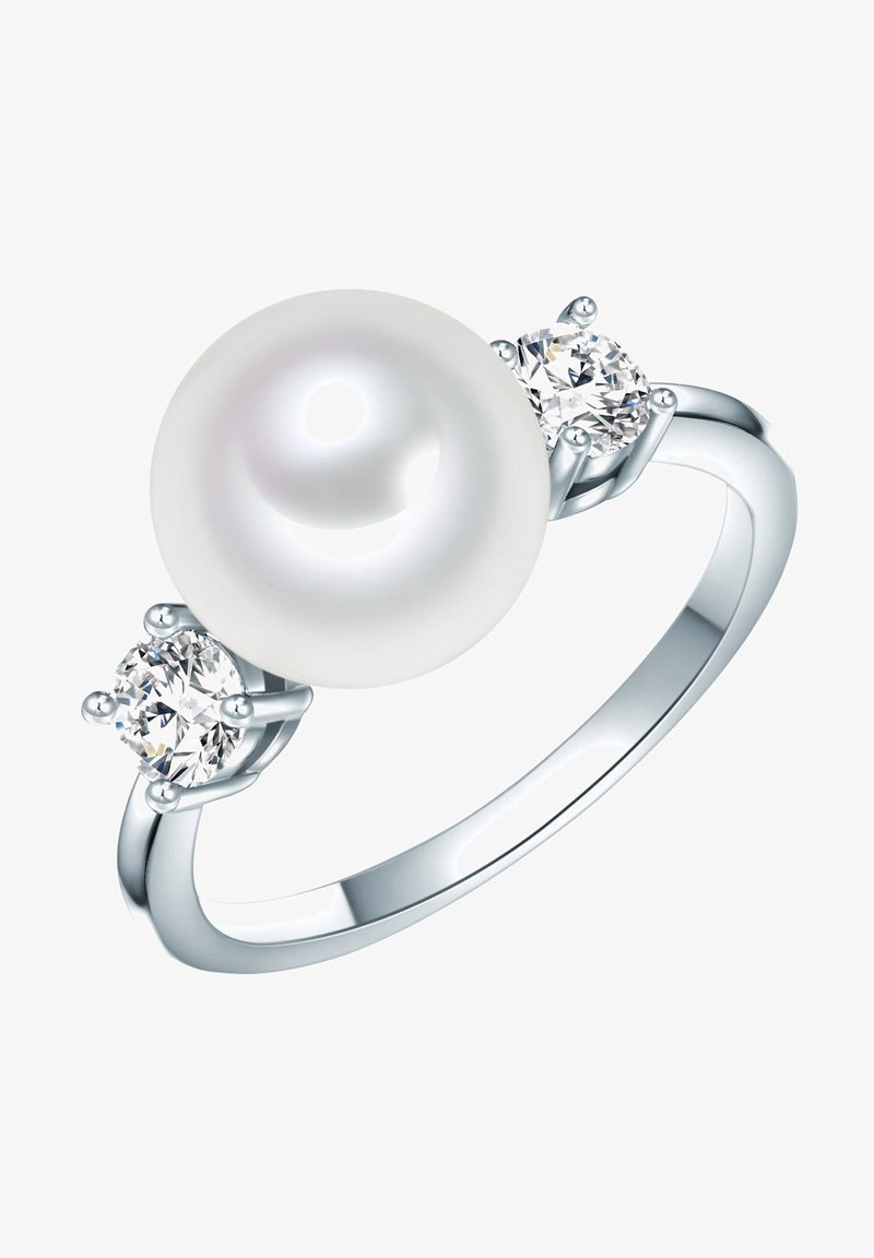 Helmirengas, jossa on suuri pyöreä valkoinen helmi keskipisteenä, flankattuna kahdella pyöreällä kirkkaalla kuutiollisella zirkonia-kivellä, asetettuna kiillotettuun hopeiseen kaistaleeseen.