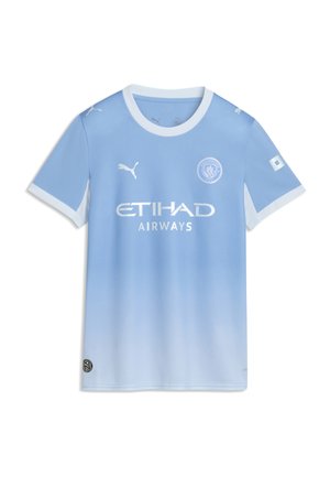 Camiseta de fútbol de Manchester City azul clara con cuello blanco, ribete en las mangas, logo de Puma, escudo del club y logo del patrocinador Etihad Airways en la parte delantera.