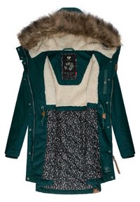 Parka verde con cappuccio in finta pelliccia. Foderata in pile color crema e tessuto decorato con motivi rosa e crema. Chiusura frontale con zip.