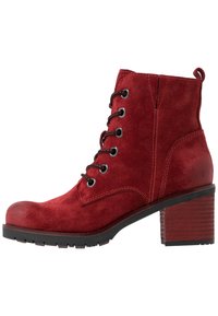 Rote Wildleder-Ankle-Boots mit schwarzen Schnürsenkeln, runder Zehenpartie und strukturiertem Blockabsatz. Verfügt über Nähdetails und eine Schlaufe an der Rückseite.