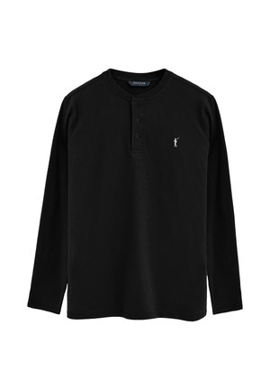 Camiseta negra de manga larga tipo henley con tres botones y pequeño logo blanco de jugador de polo en el pecho izquierdo sobre fondo blanco.