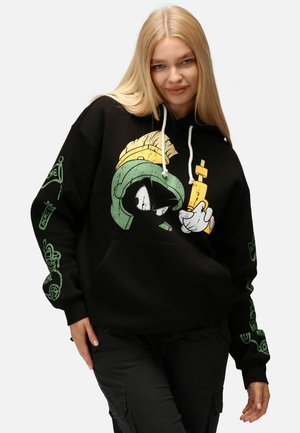 Sort hoodie lavet af bomuld, med et stort tegneseriefigur grafik i grøn og gul på forsiden, samt tryk på ærmerne.