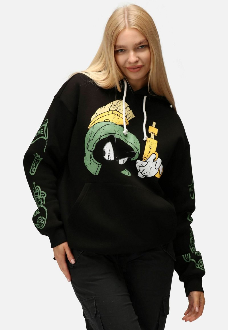Felpa nera in cotone, con una grande grafica di un personaggio dei cartoni animati in verde e giallo sul davanti, e stampe sulle maniche.