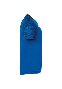 Blauwe sportshirt gemaakt van vochtafvoerende stof; heeft korte mouwen met een zwart geometrisch patroon op de schouders.