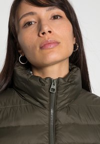 Marc O'Polo VEST STAND UP COLLAR FRONT ZIPPER - Colete - olive drab