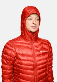 Giacca a vento imbottita rossa con cappuccio, design trapuntato, texture liscia, zip frontale e un logo discreto sul petto.