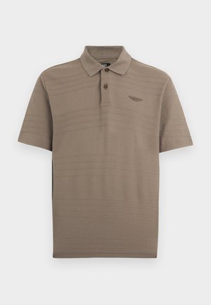 Rjava polo majica s kratkimi rokavi z nežnimi horizontalnimi črtami, dvema gumboma in majhnim vezenim logotipom krila na levi strani prsnega koša.