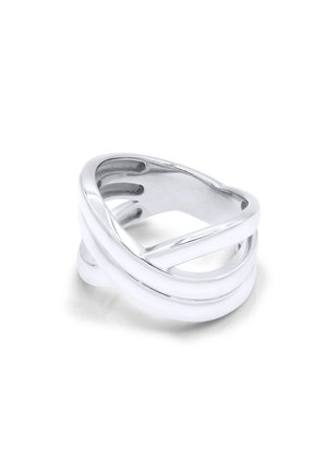 Gepolijste zilveren ring met een modern open, overlappend bandontwerp dat een driehoekige vorm creëert.