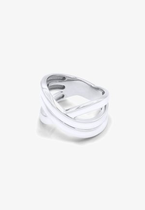 Bague en argent poli avec un design moderne de bande ouverte et superposée créant une forme triangulaire.