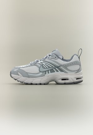 Nike Sportswear, AIR MAX MOTO 2K LACE UNISEX - Αθλητικά παπούτσια - wolf grey/vast grey/cool grey/metallic silver-coloured