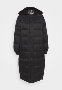 Sort polstret lang jakke med hætte, der har quiltede sektioner, elastiske manchetter og en lynlåsåbning foran. Glat tekstur, letvægtsdesign.