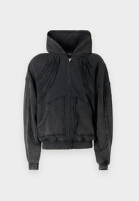 Μαύρο φούτερ από τζιν ύφασμα με κουκούλα, εμπρός φερμουάρ, μανίκια ράγκλαν, διακοσμητικές υφές σε πάνελ και δύο εμπρός τσέπες.