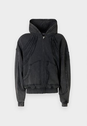 Μαύρο φούτερ από τζιν ύφασμα με κουκούλα, εμπρός φερμουάρ, μανίκια ράγκλαν, διακοσμητικές υφές σε πάνελ και δύο εμπρός τσέπες.